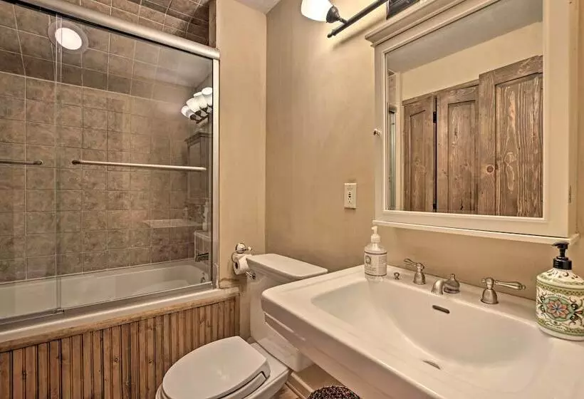 Charming Mountain Estate W/ Views + Fire Pit!