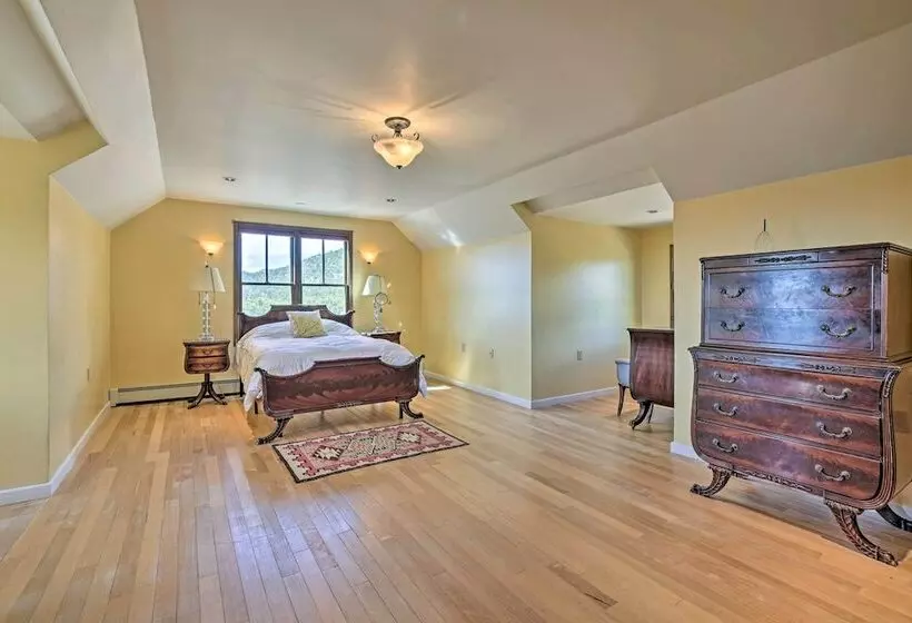 Charming Mountain Estate W/ Views + Fire Pit!