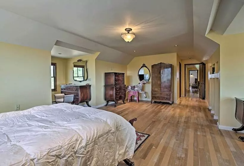 Charming Mountain Estate W/ Views + Fire Pit!