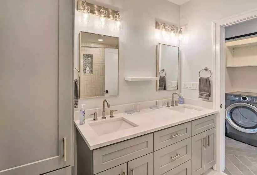 Fantastic House: Balcony, Steps To Lake Como!