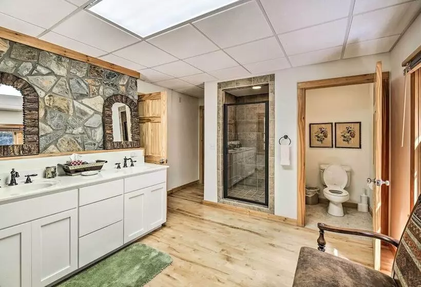 River Access & Game Room: Piney Creek Cabin!