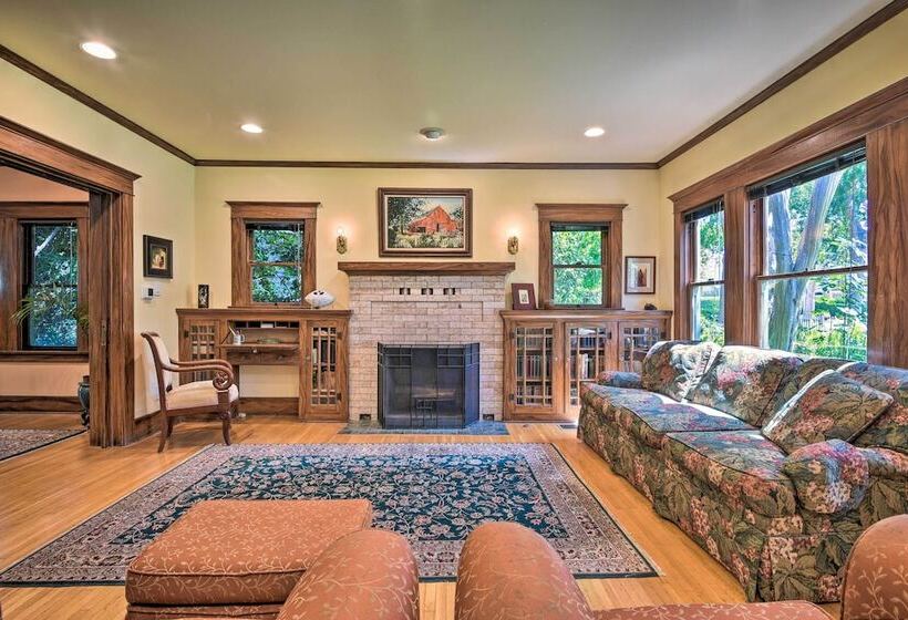 Inviting Bungalow W/ Deck, Close To Dtwn La!