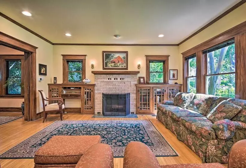 Inviting Bungalow W/ Deck, Close To Dtwn La!