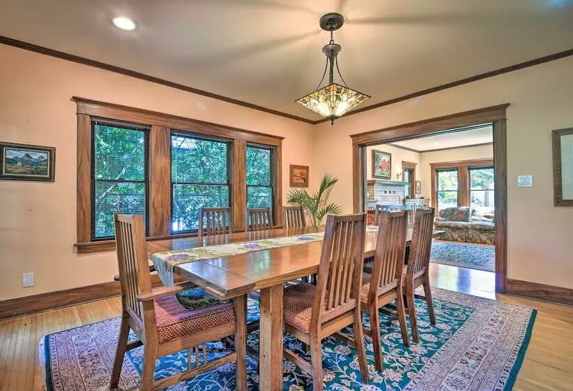Inviting Bungalow W/ Deck, Close To Dtwn La!