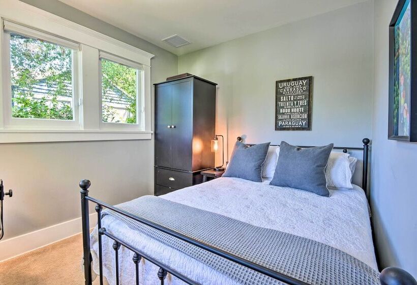 Inviting Bungalow W/ Deck, Close To Dtwn La!