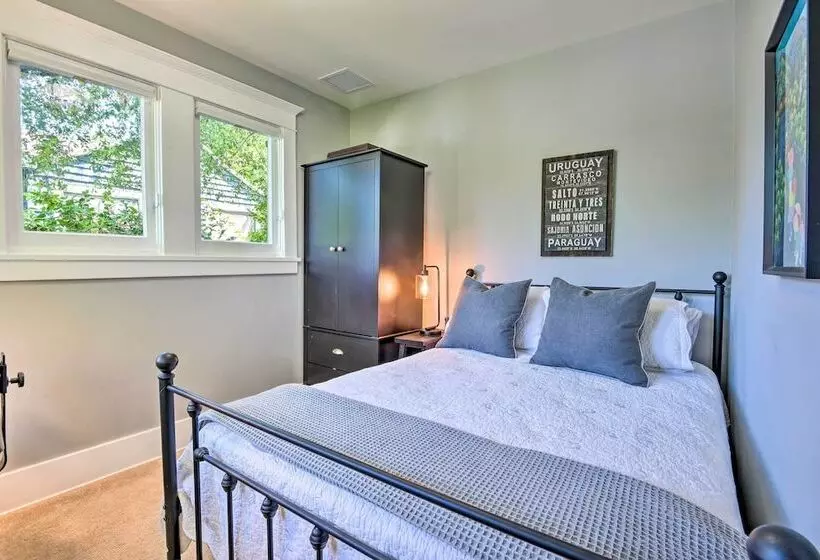 Inviting Bungalow W/ Deck, Close To Dtwn La!