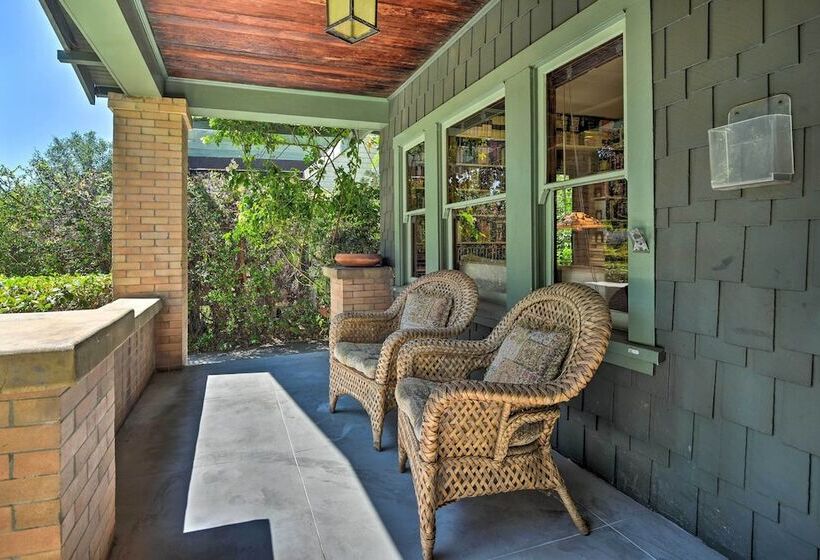 Inviting Bungalow W/ Deck, Close To Dtwn La!