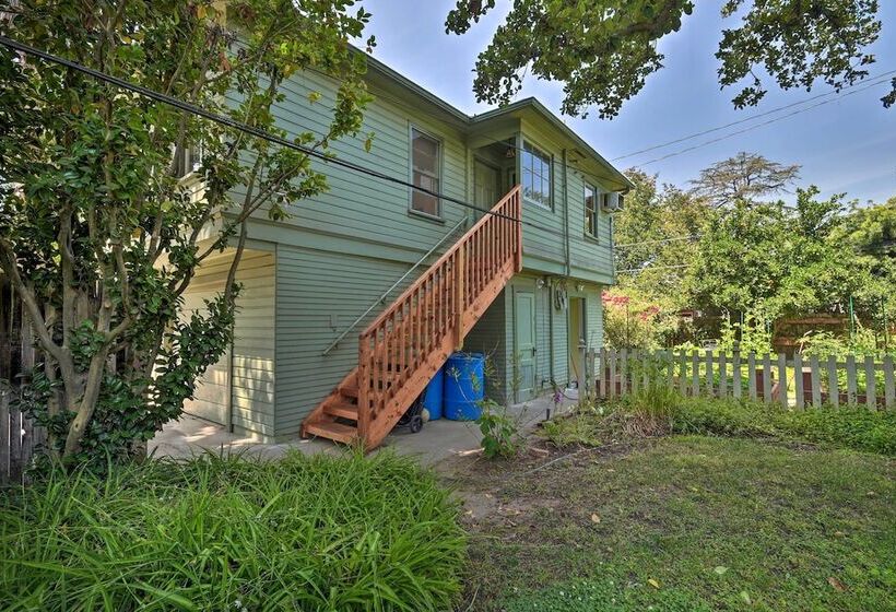 Inviting Bungalow W/ Deck, Close To Dtwn La!