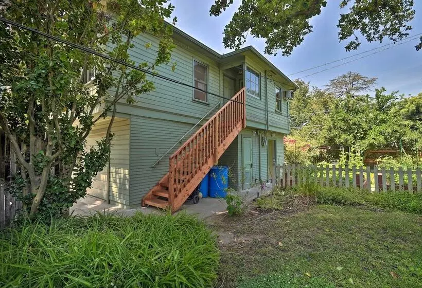 Inviting Bungalow W/ Deck, Close To Dtwn La!