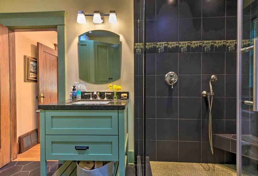 Inviting Bungalow W/ Deck, Close To Dtwn La!