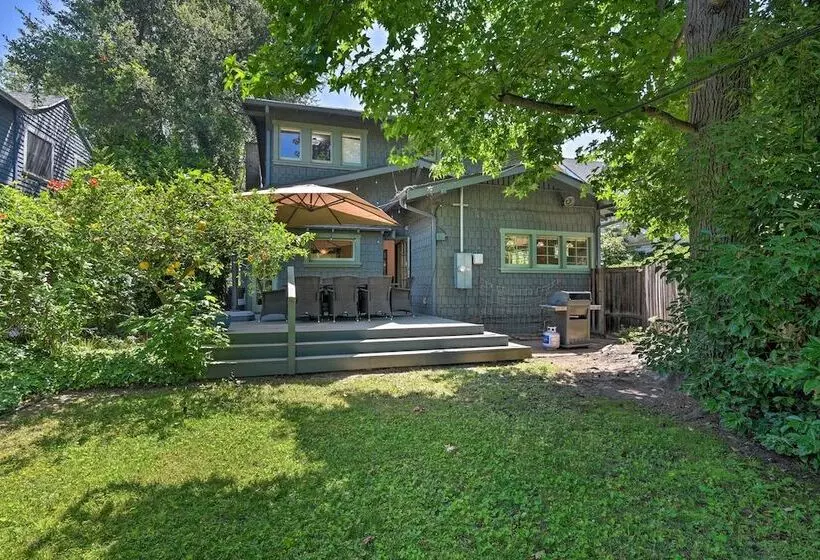 Inviting Bungalow W/ Deck, Close To Dtwn La!