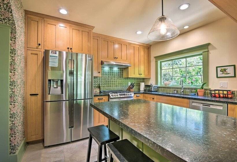 Inviting Bungalow W/ Deck, Close To Dtwn La!