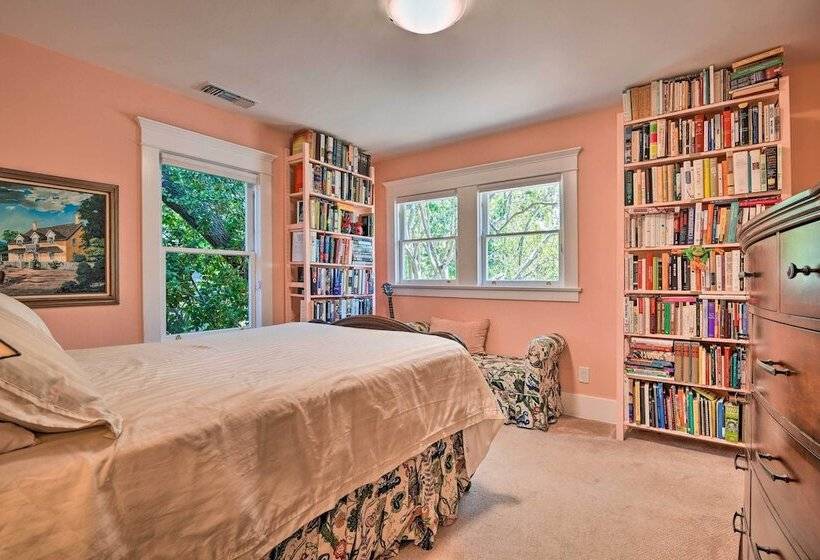 Inviting Bungalow W/ Deck, Close To Dtwn La!