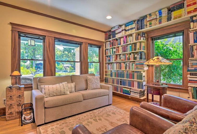 Inviting Bungalow W/ Deck, Close To Dtwn La!