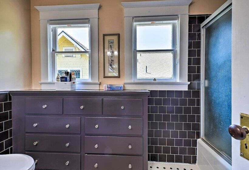 Inviting Bungalow W/ Deck, Close To Dtwn La!