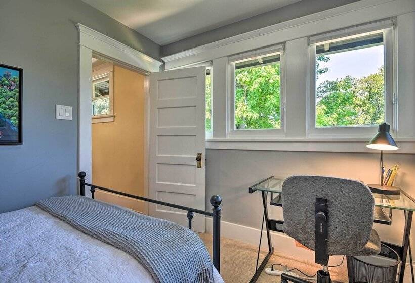 Inviting Bungalow W/ Deck, Close To Dtwn La!