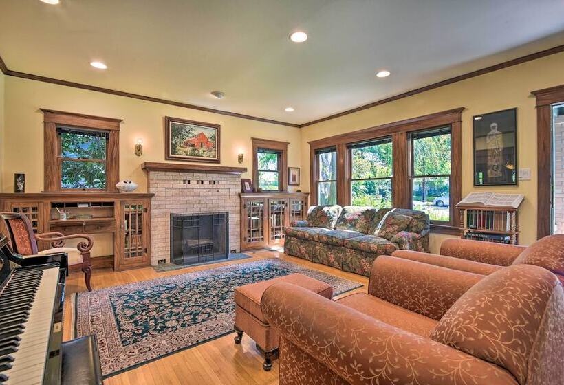 Inviting Bungalow W/ Deck, Close To Dtwn La!