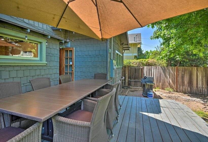 Inviting Bungalow W/ Deck, Close To Dtwn La!