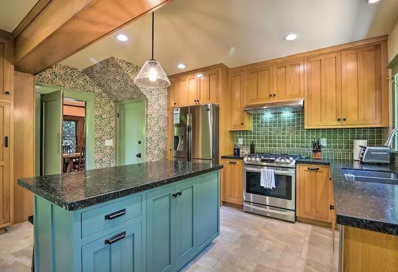Inviting Bungalow W/ Deck, Close To Dtwn La!