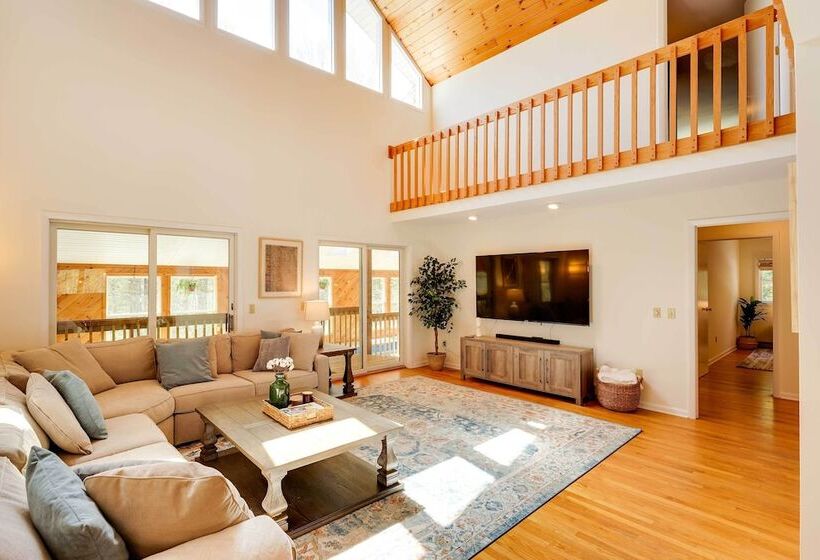 Lake George Oasis W/ 9 Acres, Hot Tub & Game Room!