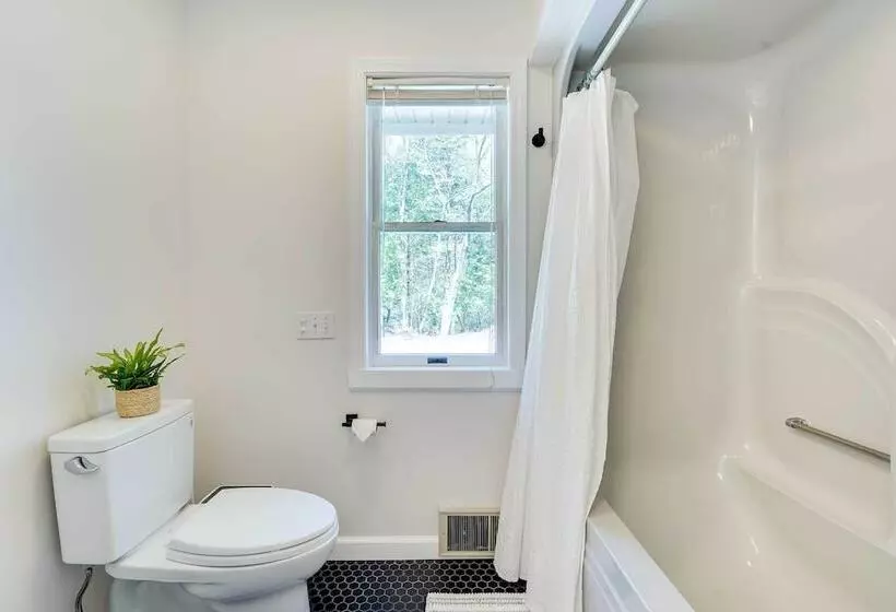 Lake George Oasis W/ 9 Acres, Hot Tub & Game Room!