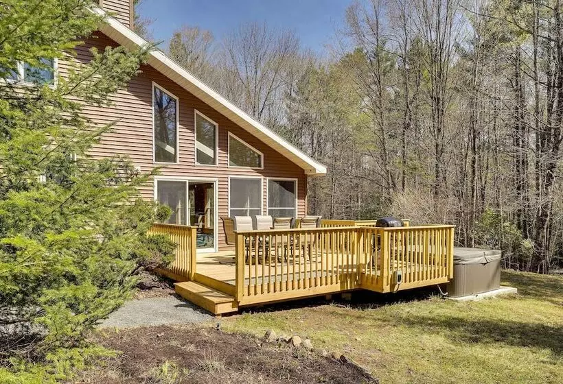 Lake George Oasis W/ 9 Acres, Hot Tub & Game Room!