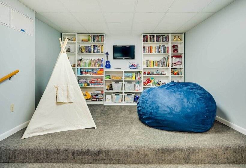 Lake George Oasis W/ 9 Acres, Hot Tub & Game Room!