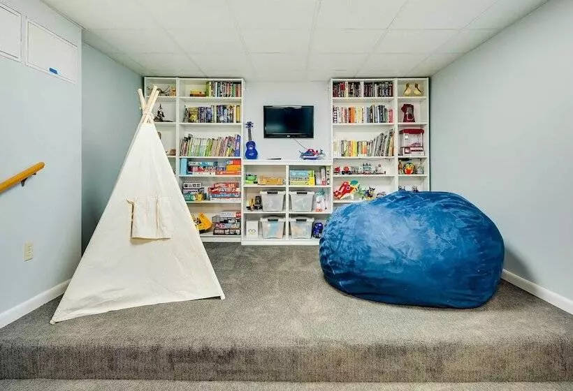 Lake George Oasis W/ 9 Acres, Hot Tub & Game Room!