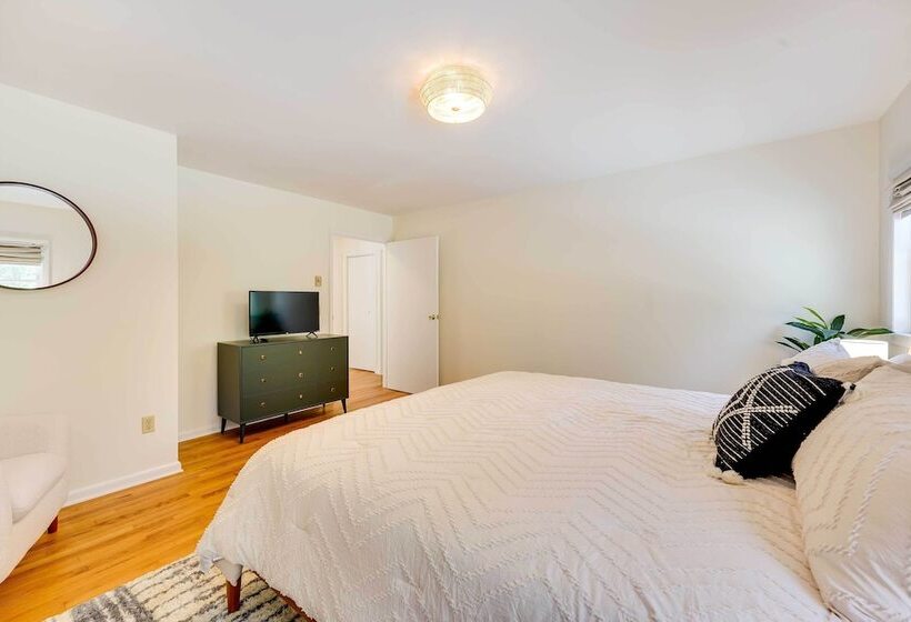 Lake George Oasis W/ 9 Acres, Hot Tub & Game Room!