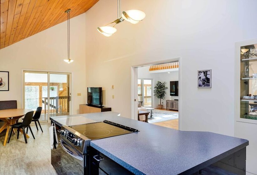 Lake George Oasis W/ 9 Acres, Hot Tub & Game Room!