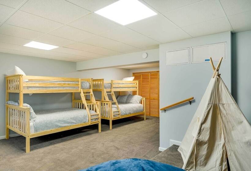 Lake George Oasis W/ 9 Acres, Hot Tub & Game Room!