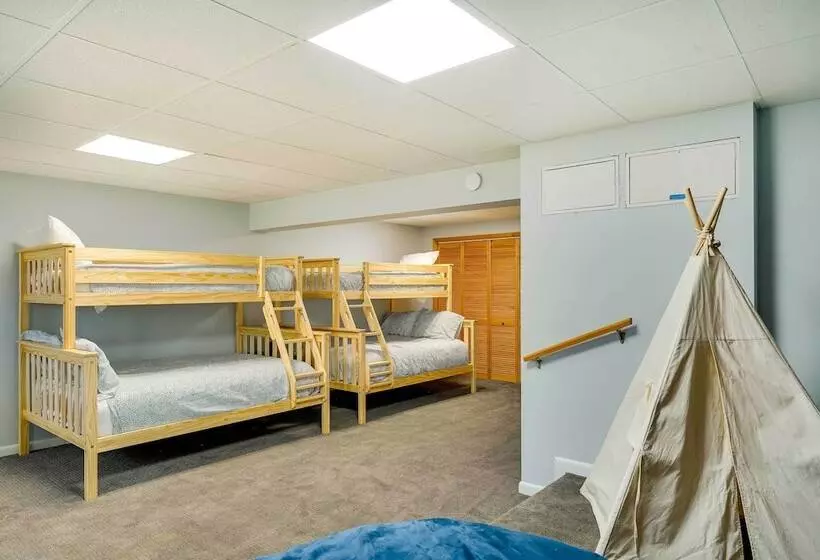 Lake George Oasis W/ 9 Acres, Hot Tub & Game Room!