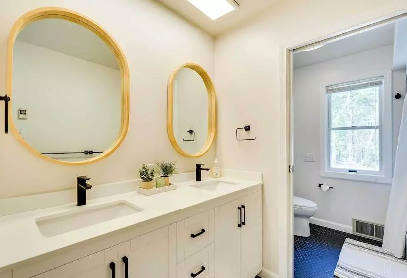 Lake George Oasis W/ 9 Acres, Hot Tub & Game Room!