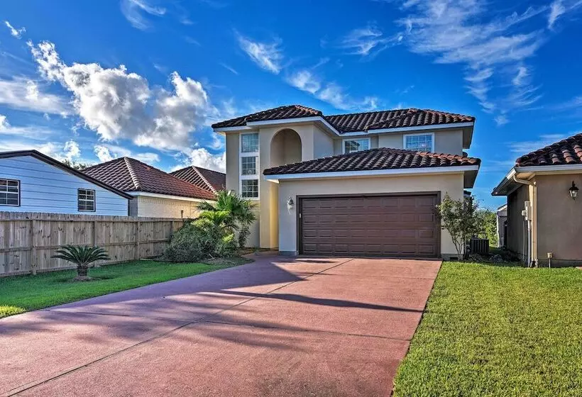 Walk To Ocean: Lakefront Dickinson Stucco House!