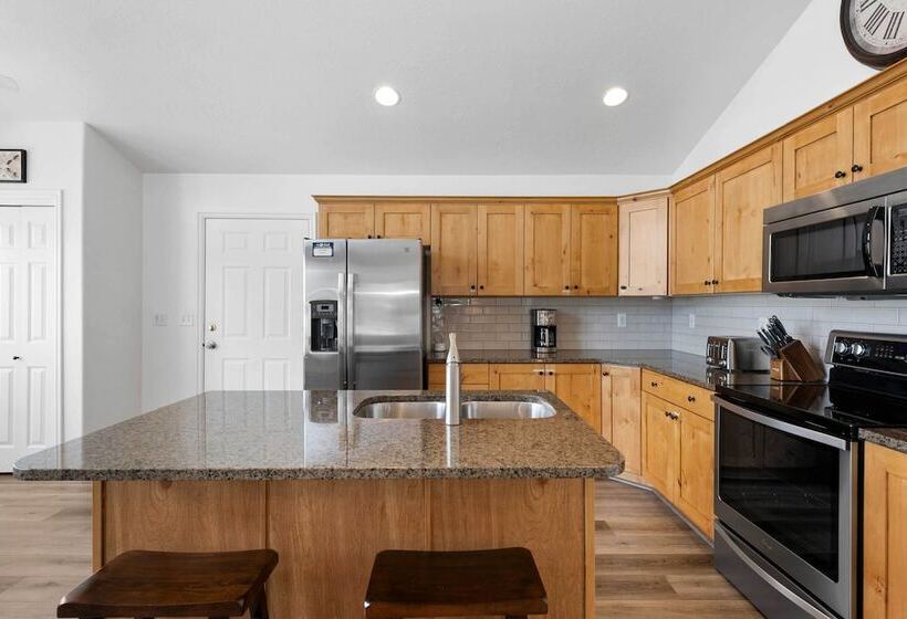 Layton Escape Near Air Force Base & Snowbasin