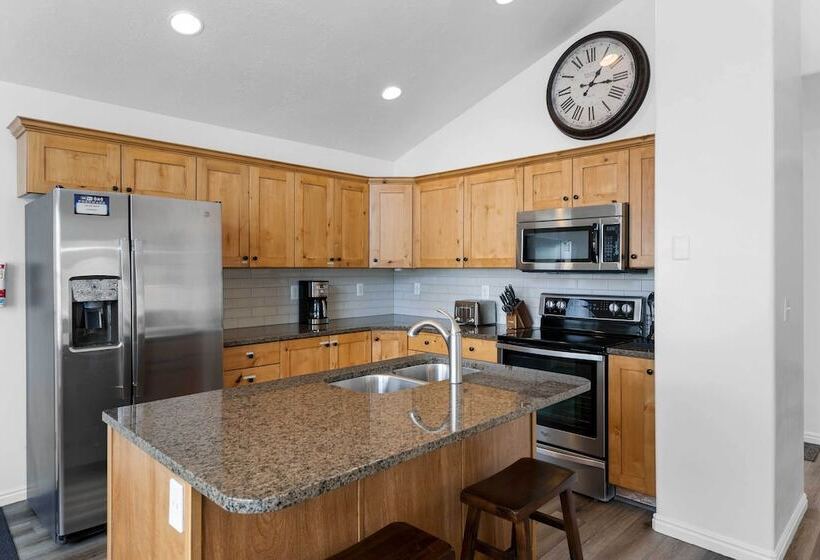 Layton Escape Near Air Force Base & Snowbasin