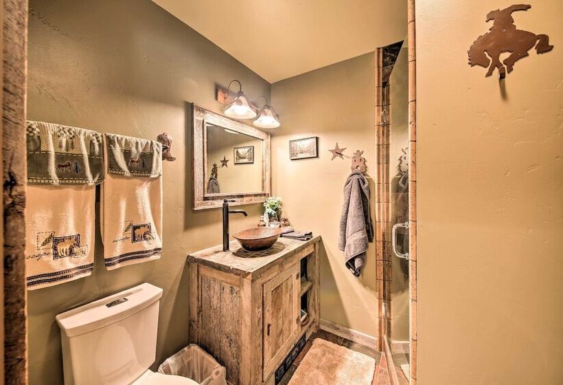 Loose Moose Lodge 31 Acres On Yaak River!