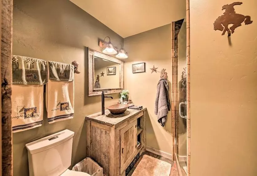 Loose Moose Lodge    31 Acres On Yaak River!