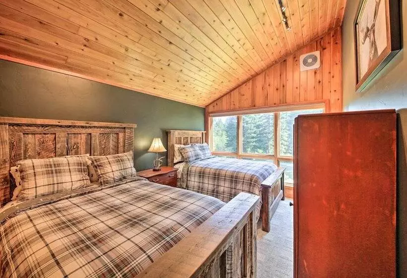 Loose Moose Lodge    31 Acres On Yaak River!