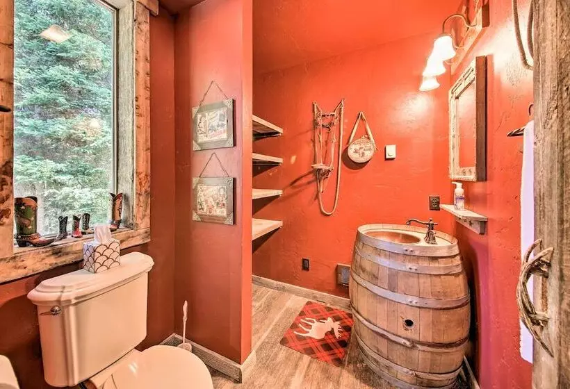 Loose Moose Lodge    31 Acres On Yaak River!