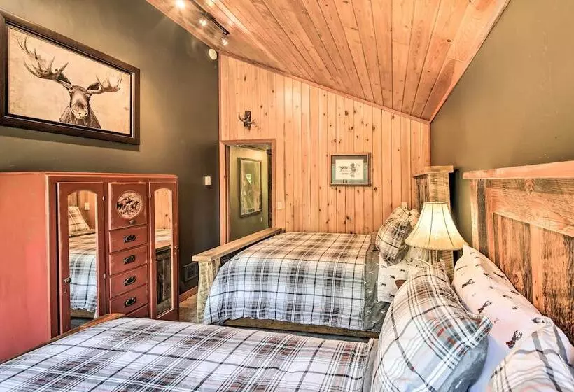 Loose Moose Lodge    31 Acres On Yaak River!