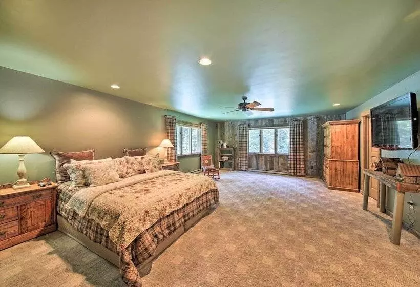 Loose Moose Lodge    31 Acres On Yaak River!