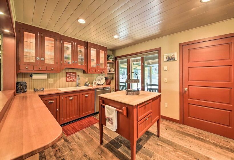 Loose Moose Lodge 31 Acres On Yaak River!