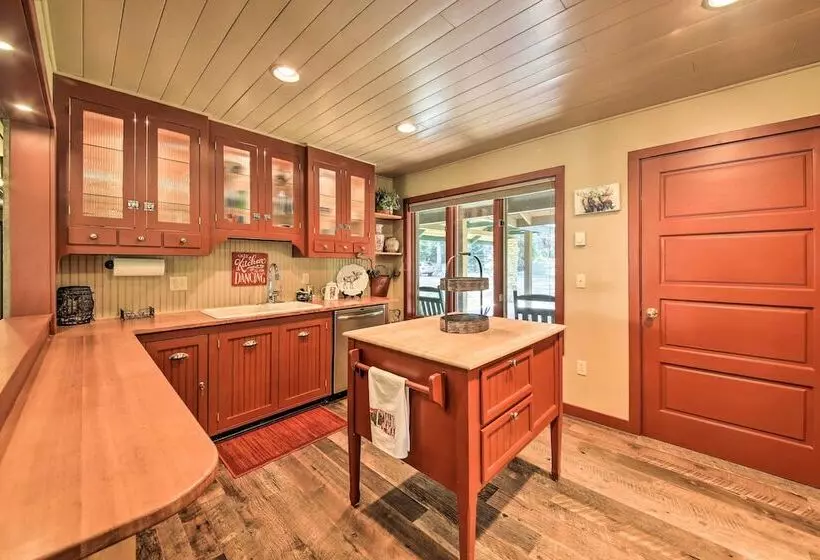 Loose Moose Lodge    31 Acres On Yaak River!