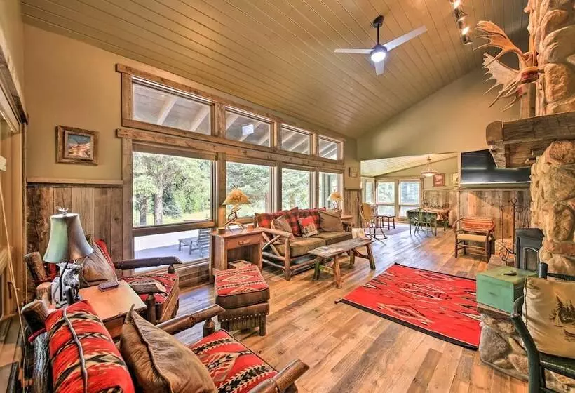 Loose Moose Lodge    31 Acres On Yaak River!