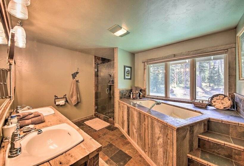 Loose Moose Lodge 31 Acres On Yaak River!