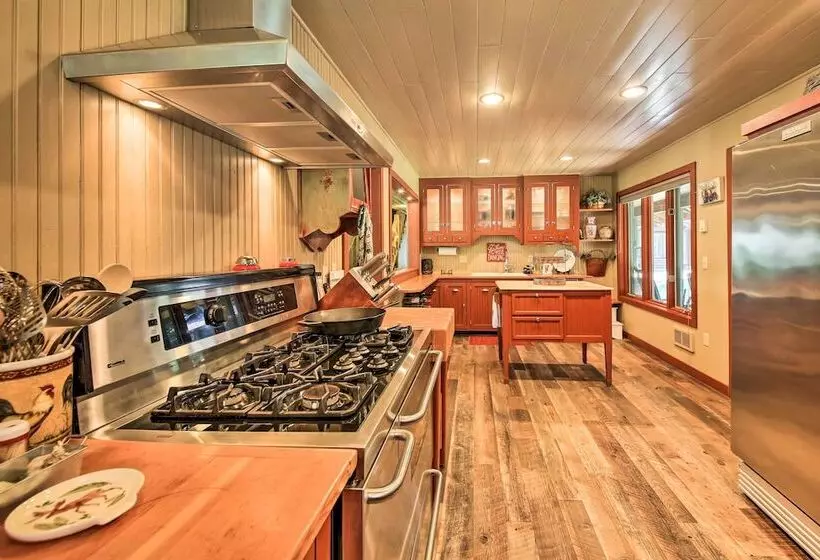 Loose Moose Lodge    31 Acres On Yaak River!