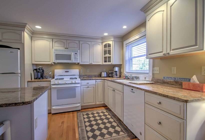 1/2 Mi To Beach: Lovely Guesthouse In Kennebunk!