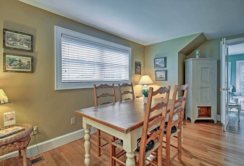 1/2 Mi To Beach: Lovely Guesthouse In Kennebunk!