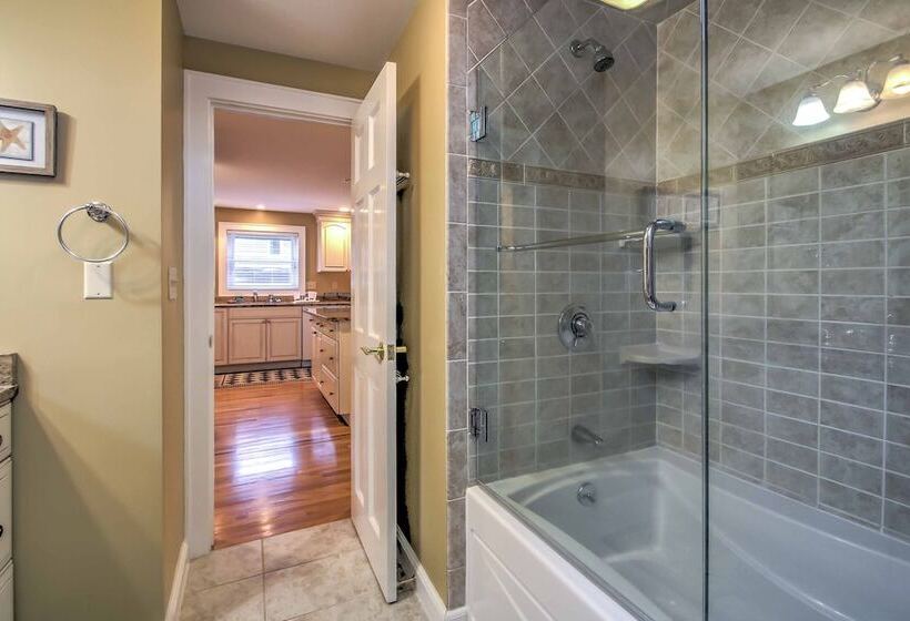 1/2 Mi To Beach: Lovely Guesthouse In Kennebunk!